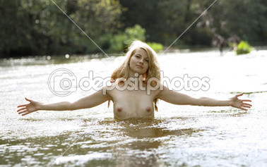 genç kadın bir yaz gününde.