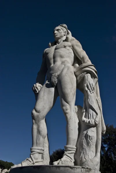 Statuia unui atlet într-o zi însorită — Fotografie, imagine de stoc