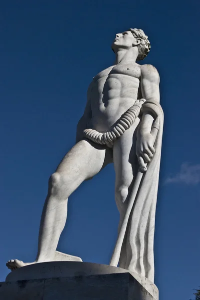 Statue eines Athleten an einem sonnigen Tag — Stockfoto