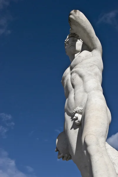 Статуя спортсмена в солнечный день — стоковое фото