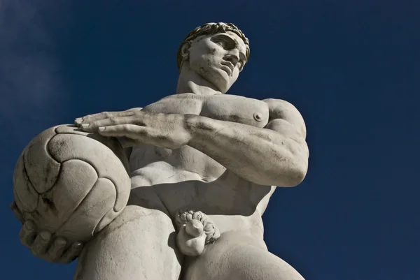 Statue d'un athlète par une journée ensoleillée — Photo