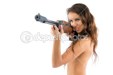 beyaz zemin üzerinde bir tüfek ile kız